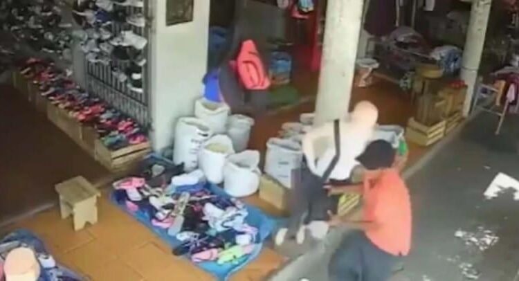 [VIDEO] Ladrón confundió maniquí con su  víctima y trató de robarle la bolsa
