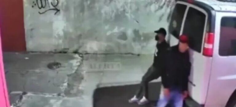 Roban camioneta a empujones en Tlalnepantla