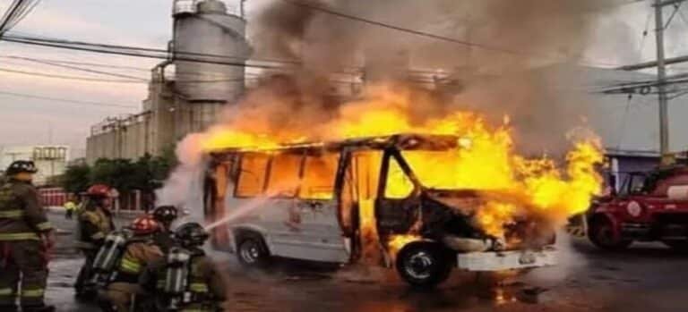 Microbús de pasajeros se incendia en Tlalnepantla