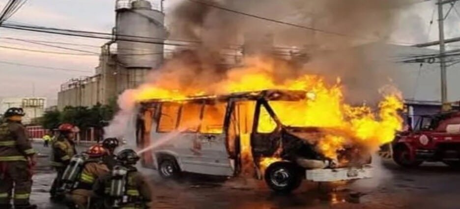 Microbús de pasajeros se incendia en Tlalnepantla
