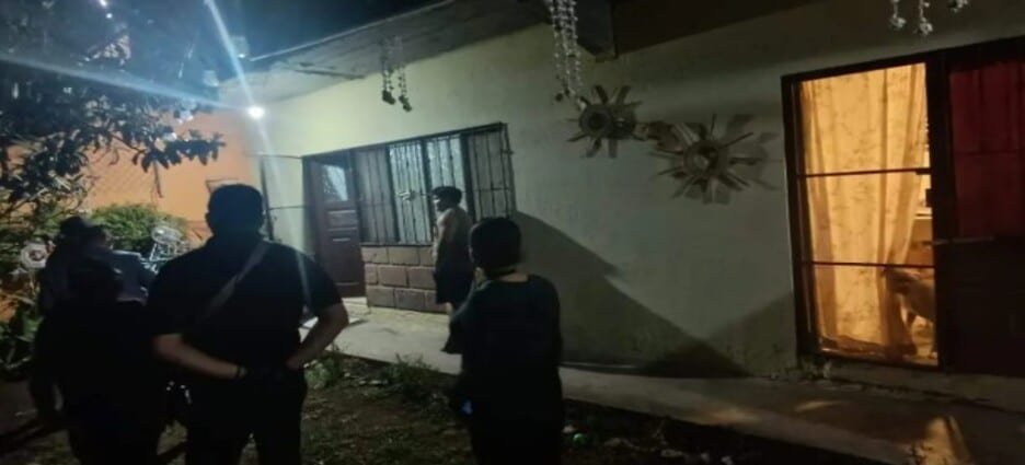 Catean domicilio de ex-funcionaria señalada por robo en Tlalnepantla