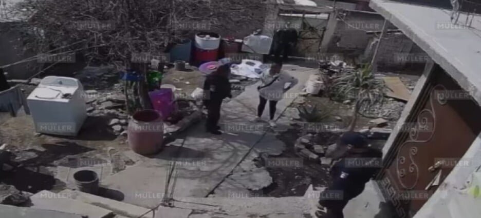 Captan a policías cobrando soborno en presunto punto de venta de drogas en Tlalnepantla