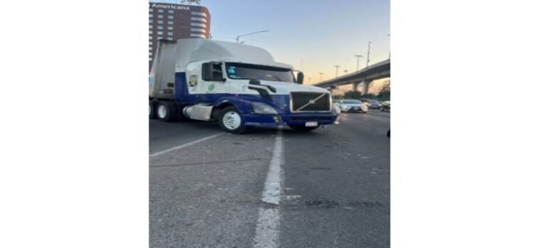 Trailero chocó tras huir de sujetos armados en Tlalnepantla