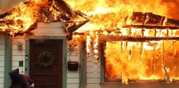 Destituyen a jefa de bomberos tras incendios en Los Angeles