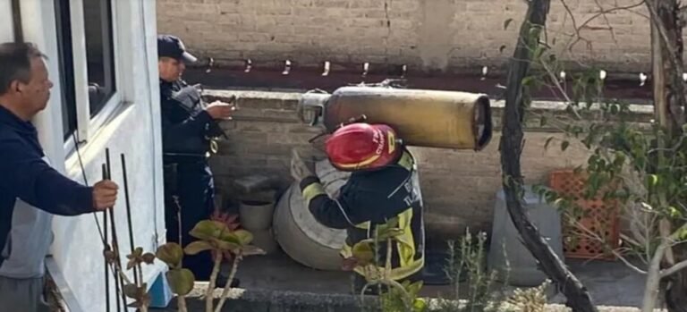 Alertan por tanques de gas en azoteas de Tlalnepantla