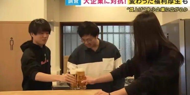 Empresa ofrece bebidas alcohólicas gratis y permisos por “cruda”a sus empleados