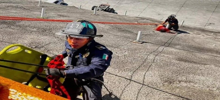 Rescatan a hombre tras caer en ladera cerca del penal de Barrientos en Tlalnepantla