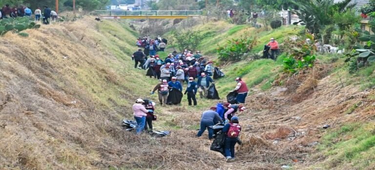 Autoridades y habitantes de Tlalnepantla realizan limpieza del Río San Javier
