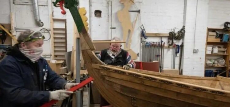 Veteranos construyen barco vikingo para mejorar su salud mental Veteranos construyen barco vikingo para mejorar su salud mental