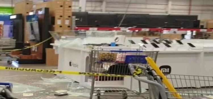 Reportan robo masivo de celulares en supermercado de Tlalnepantla