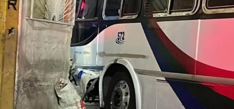 Autobús choca contra casa en Tlalnepantla