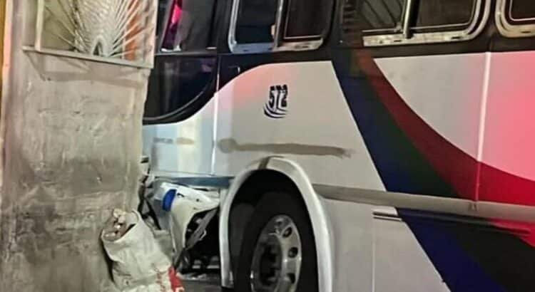 Autobús choca contra casa en Tlalnepantla