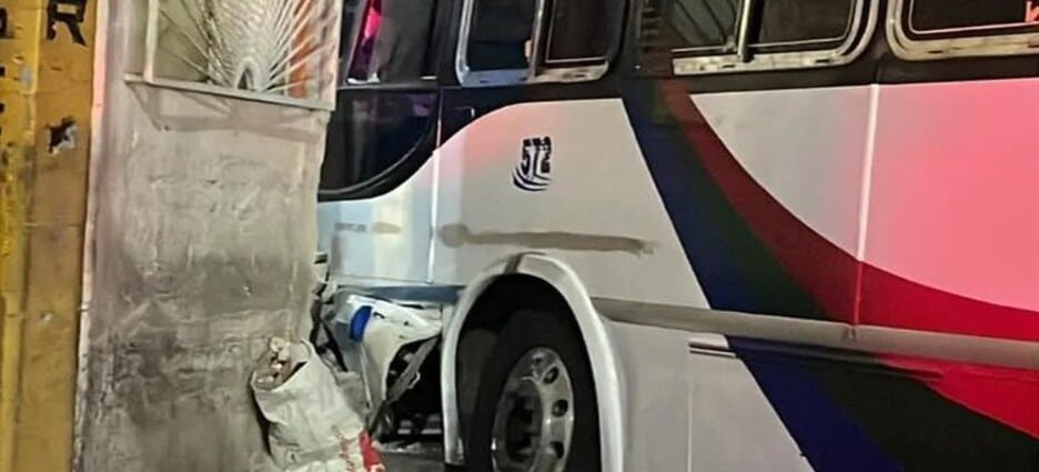 Autobús choca contra casa en Tlalnepantla