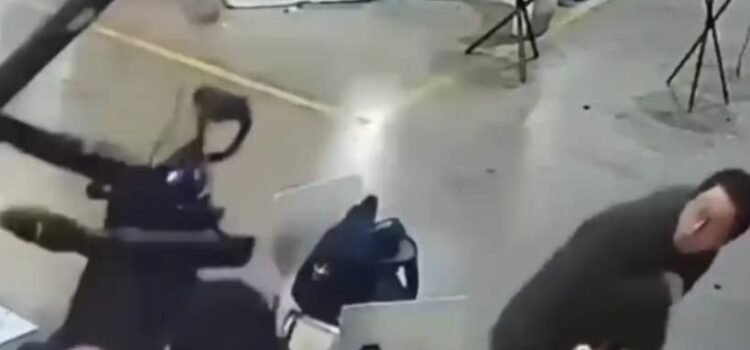 Robot se vuelve “loco” y agrede a sus creadores