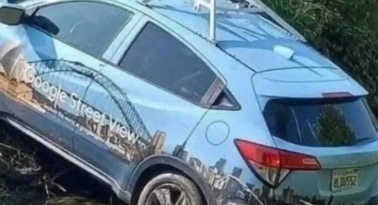 Apedrean auto de Google Maps por creer que atrae huracanes