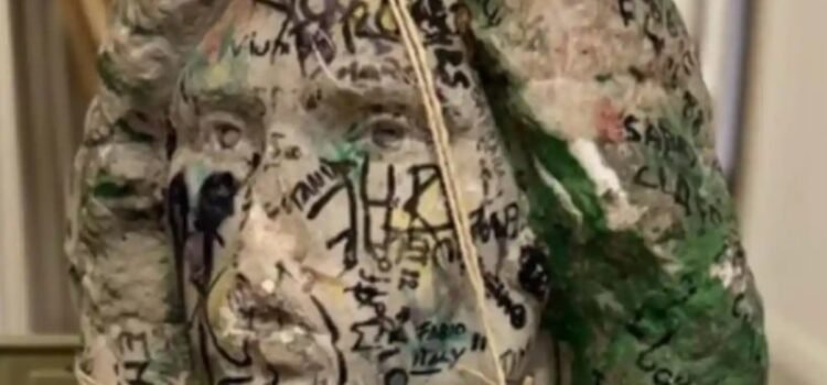 En cateo, y por casualidad hallan busto robado de la tumba de Jim Morrison