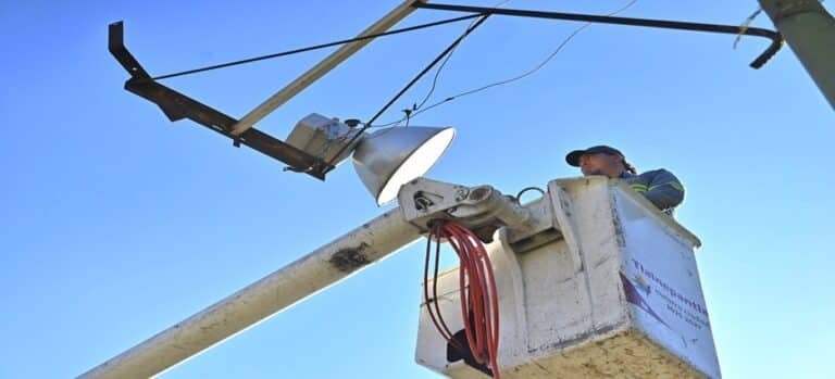 Renuevan alumbrado público de Tlalnepantla