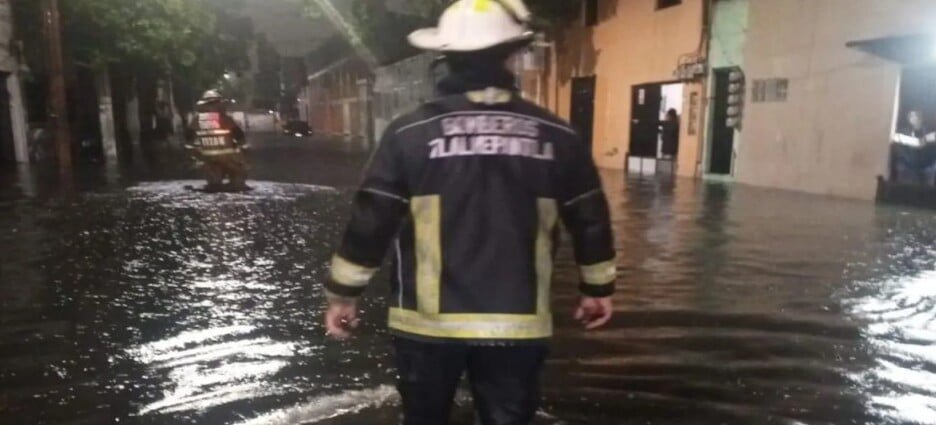 Autoridades atienden emergencia por inundaciones y caída de árboles en Tlalnepantla