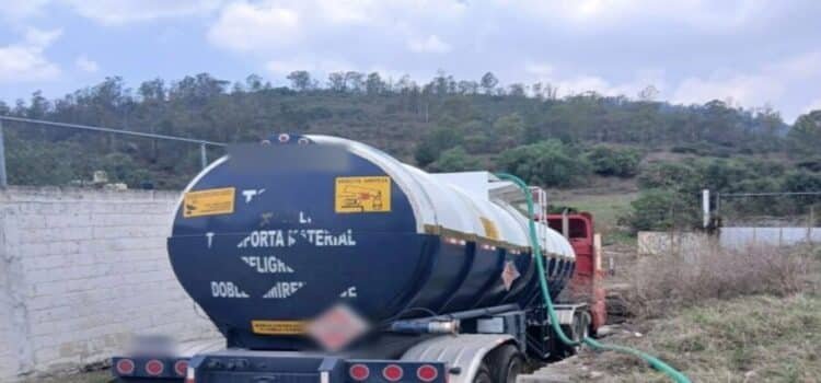 Resguardan predio y camión cisterna con hidrocarburo en Tlalnepantla