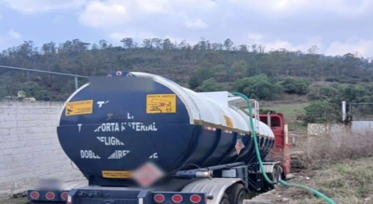 Resguardan predio y camión cisterna con hidrocarburo en Tlalnepantla