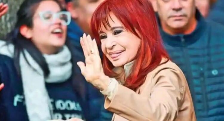 Condenan a Cristina Fernández a seis años a prisión Condenan a Cristina Fernández a seis años a prisión