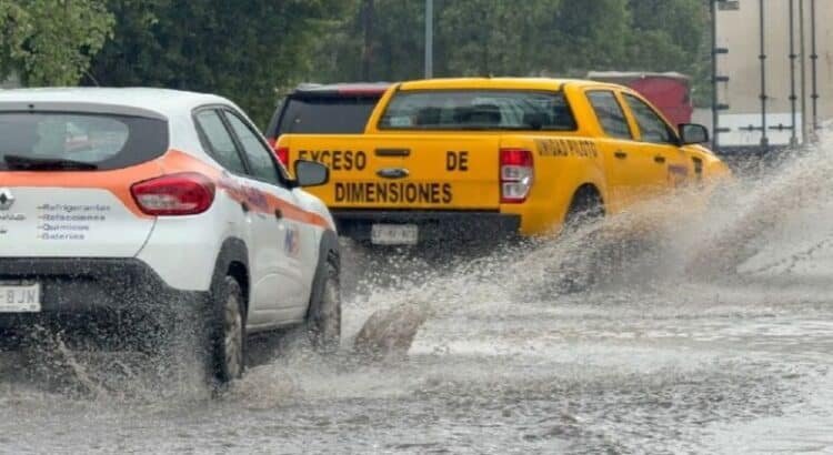 Lluvias provocan inundaciones de hasta 50 centímetros en Tlalnepantla y Coacalco