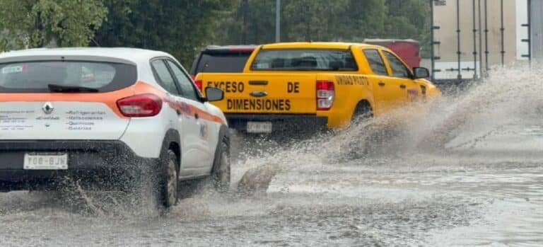 Lluvias provocan inundaciones de hasta 50 centímetros en Tlalnepantla y Coacalco