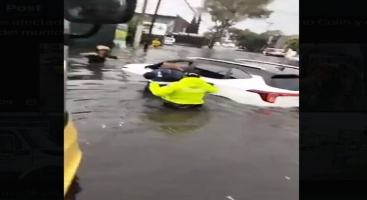 Policías rescatan a pareja de adultos mayores de inundación en Tlalnepantla