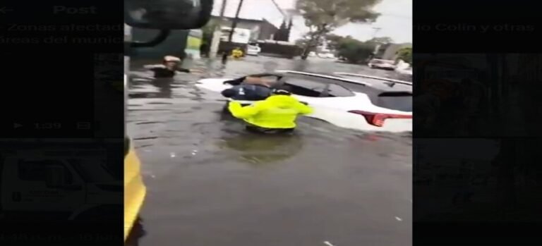 Policías rescatan a pareja de adultos mayores de inundación en Tlalnepantla