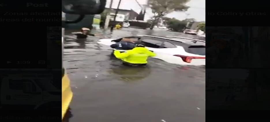 Policías rescatan a pareja de adultos mayores de inundación en Tlalnepantla