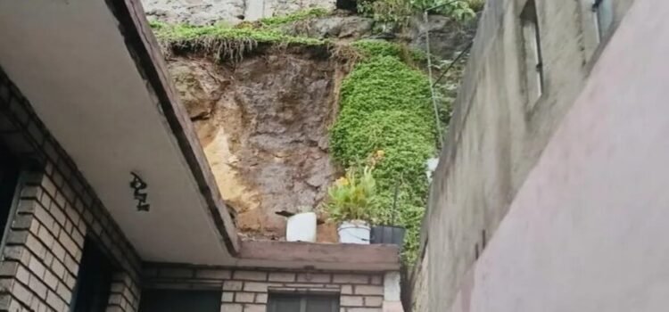 Derrumbe de tierra cae sobre casa en Tlalnepantla Derrumbe de tierra cae sobre casa en Tlalnepantla