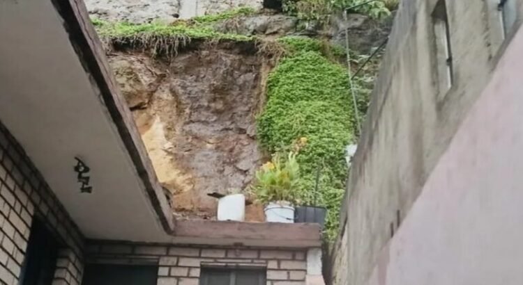 Derrumbe de tierra cae sobre casa en Tlalnepantla
