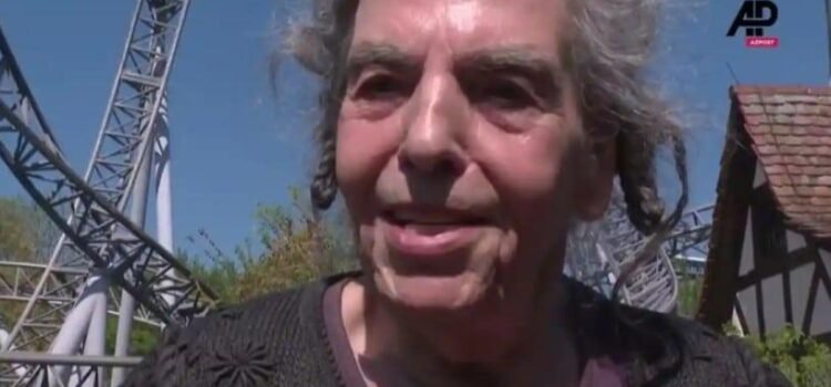 Octogenaria mujer asegura que subirse a la montaña rusa le alivia el dolor de espalda Octogenaria mujer asegura que subirse a la montaña rusa le alivia el dolor de espalda