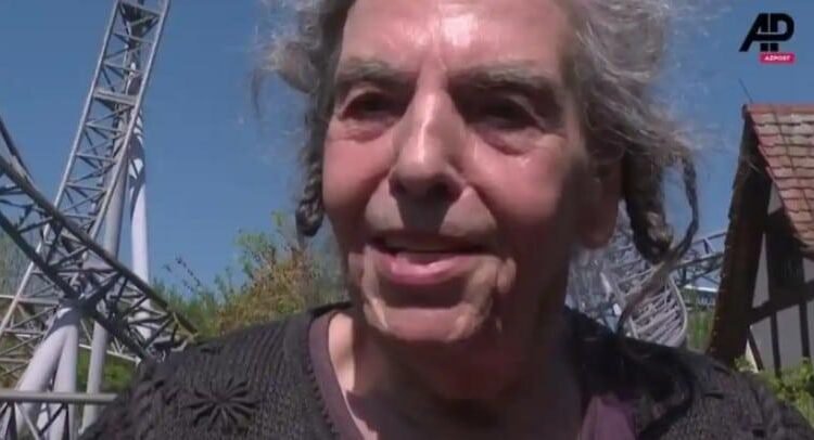 Octogenaria mujer asegura que subirse a la montaña rusa le alivia el dolor de espalda