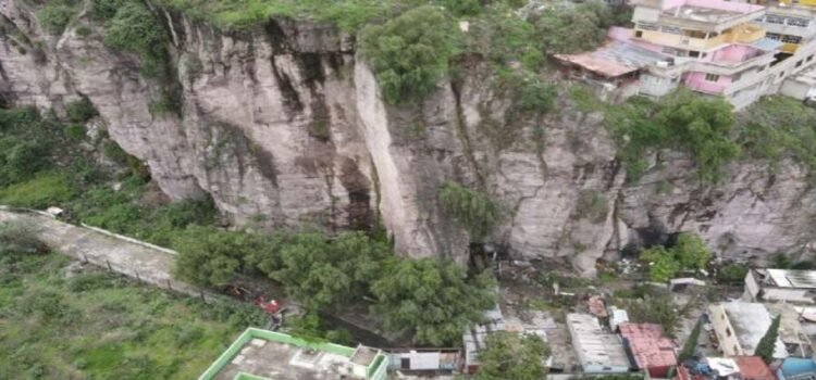 Riesgo de deslaves sobre viviendas se mantiene latente por lluvias intensas en Tlalnepantla Riesgo de deslaves sobre viviendas se mantiene latente por lluvias intensas en Tlalnepantla