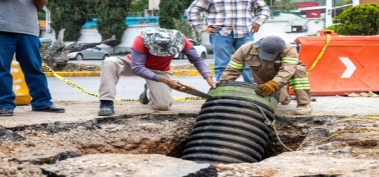Reparan fuga en red de drenaje de Tenayuca, Tlalnepantla﻿