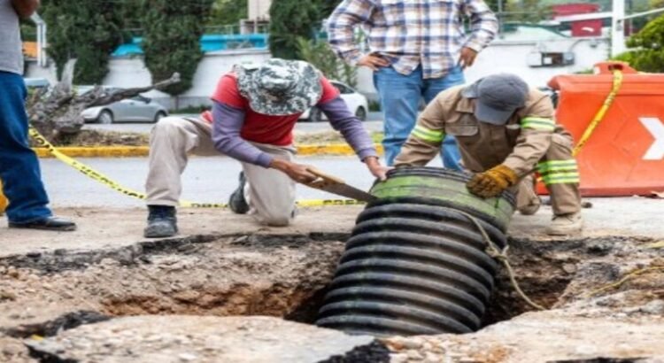 Reparan fuga en red de drenaje de Tenayuca, Tlalnepantla Reparan fuga en red de drenaje de Tenayuca, Tlalnepantla