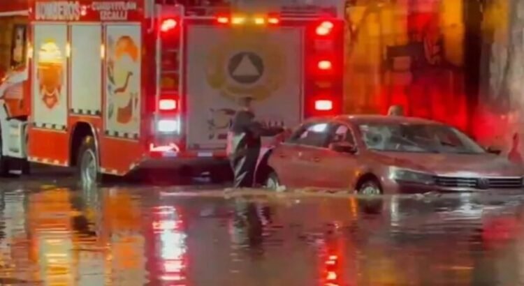 Lluvias causan inundaciones y caos vial en Tlalnepantla Lluvias causan inundaciones y caos vial en Tlalnepantla