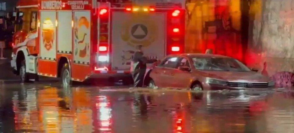 Lluvias causan inundaciones y caos vial en Tlalnepantla