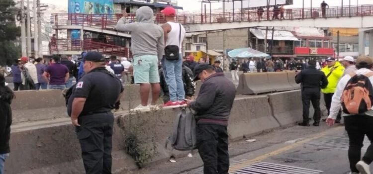 Tianguistas impiden instalar módulos de salud en Tlalnepantla