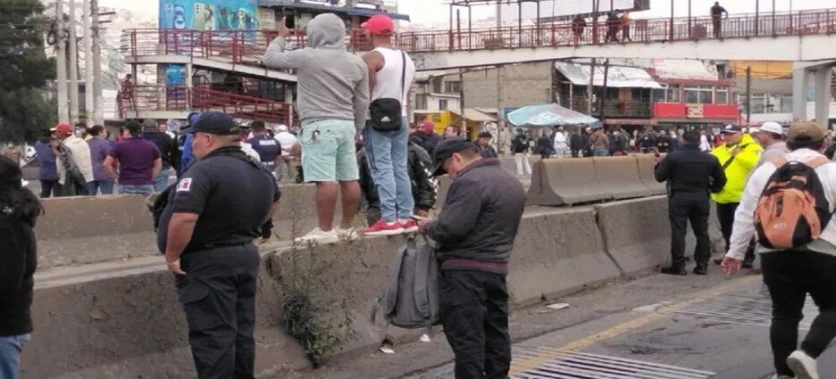 Tianguistas impiden instalar módulos de salud en Tlalnepantla