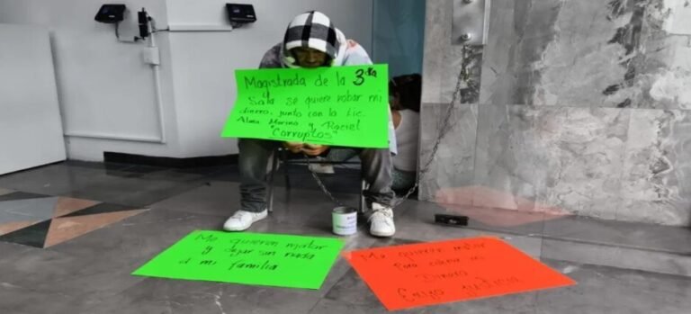 Policía de Tlalnepantla se encadena al Tribunal de Justicia Administrativa