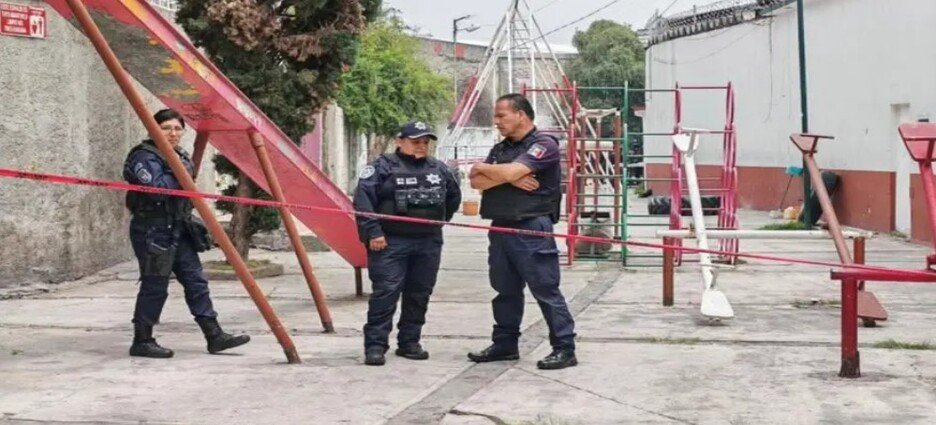 Sujetos disfrazados de repartidores y victiman a hombre en Tlalnepantla