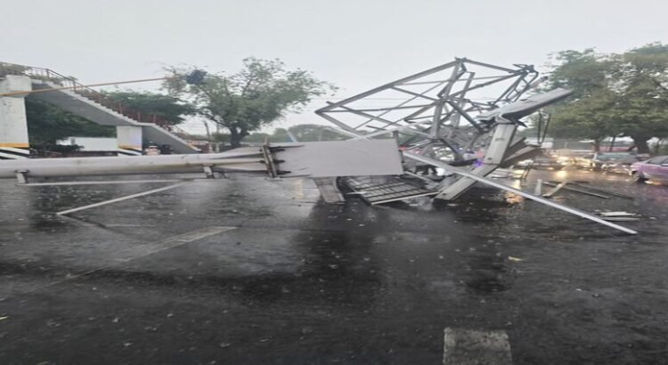 Espectacular cae sobre camioneta en Tlalnepantla