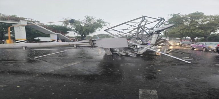 Espectacular cae sobre camioneta en Tlalnepantla