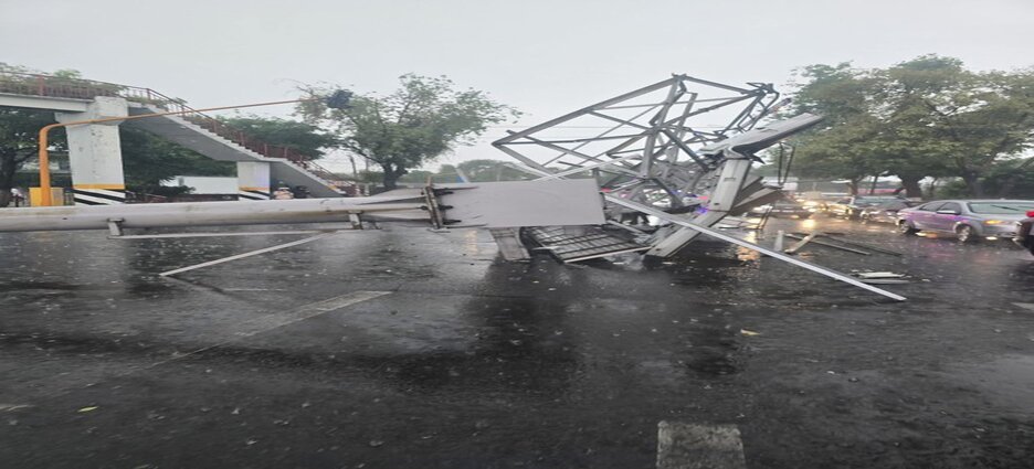 Espectacular cae sobre camioneta en Tlalnepantla