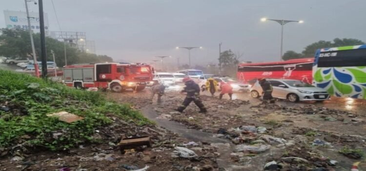 Deslave bloquea autopista México-Pachuca en Tlalnepantla