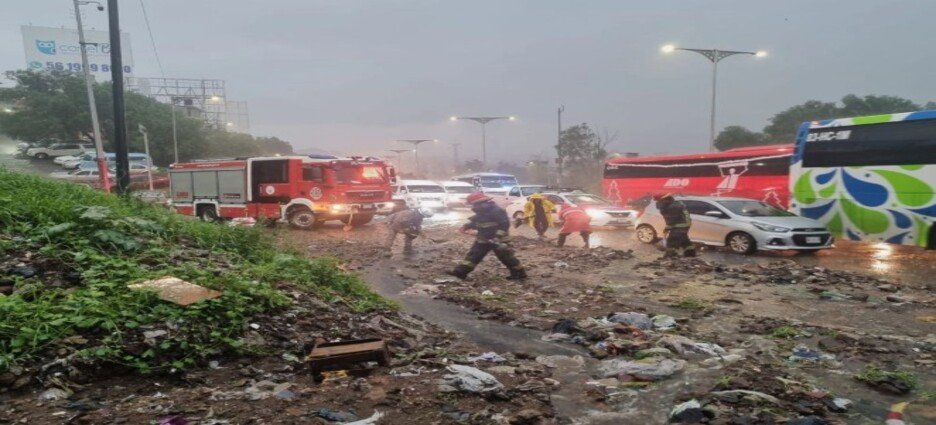 Deslave bloquea la México-Pachuca en Tlalnepantla