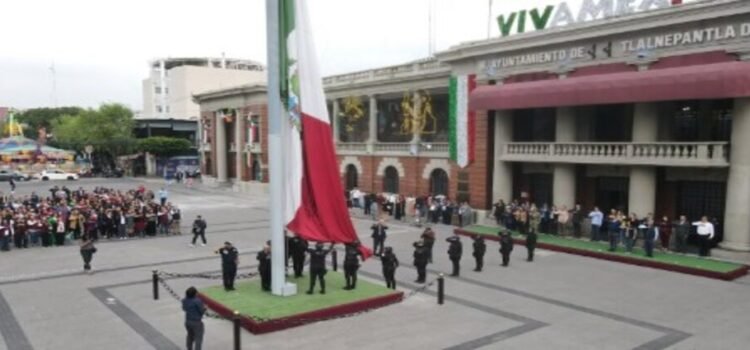 Realizan ceremonia de izamiento de bandera en Tlalnepantla