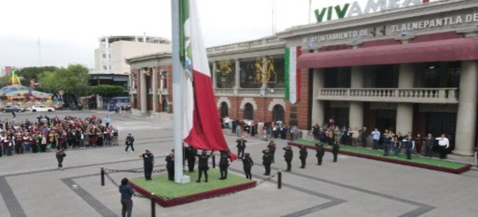Realizan ceremonia de izamiento de bandera en Tlalnepantla